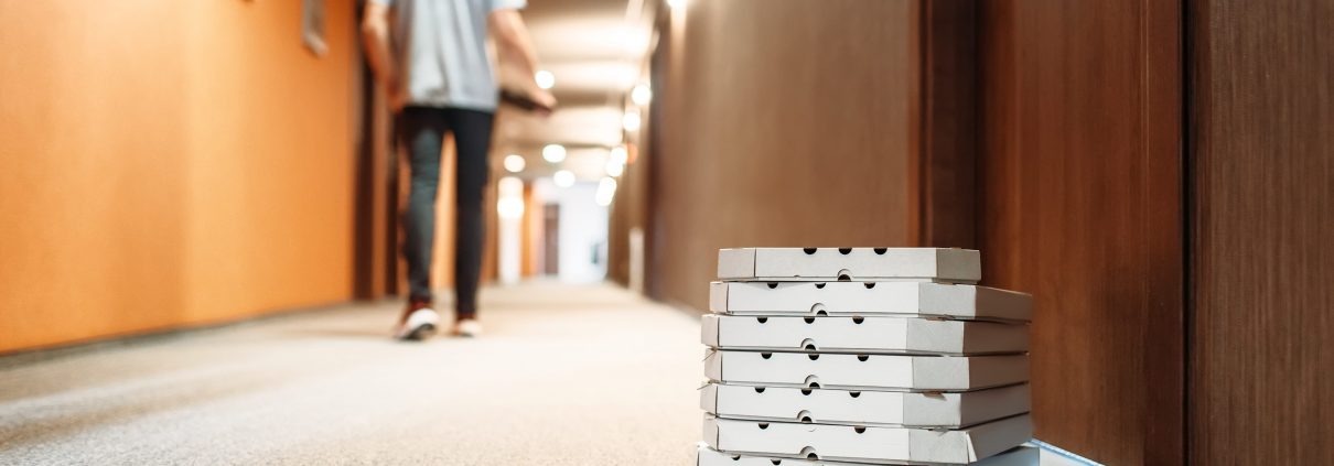 carton-boxes-with-pizza-at-the-door-of-customer-NLW8SFY-min